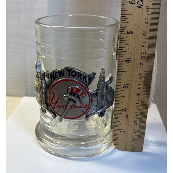 New York Yankees Glass Beer Mug With Metal Cityscape Emblem - Picture 4 of 6